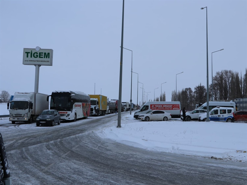 Sivas-Malatya yolu geçit vermiyor: Ulaşıma kar engeli - Resim : 2