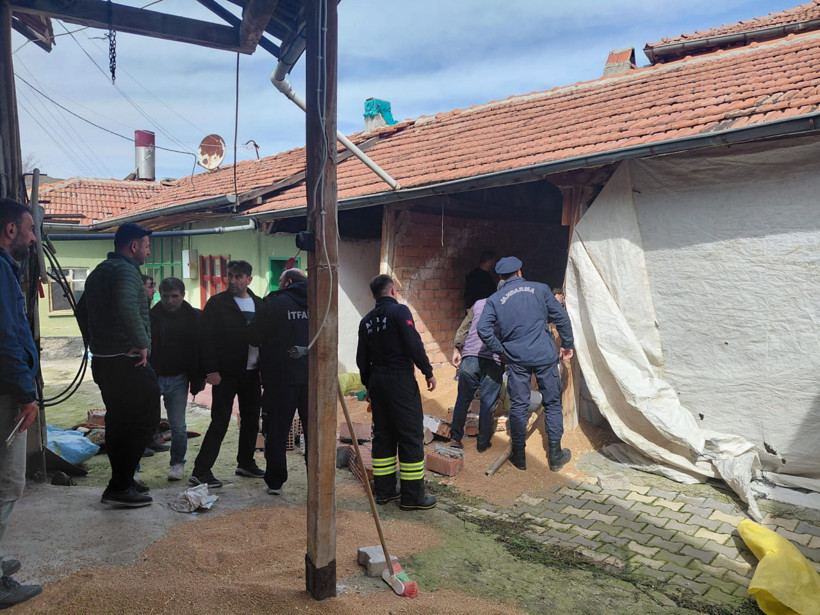 Buğday deposunda dehşet dolu anlar: Birinin parmakları koptu, diğer enkaz altında kaldı: Ekipler zamanla yarıştı - Resim : 3