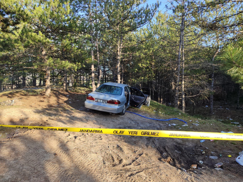 Ankara&rsquo;da park halindeki ara&ccedil;ta kan donduran &ouml;l&uuml;m: Egzoza bağlanan hortum polisleri bile şoke etti - Resim : 1