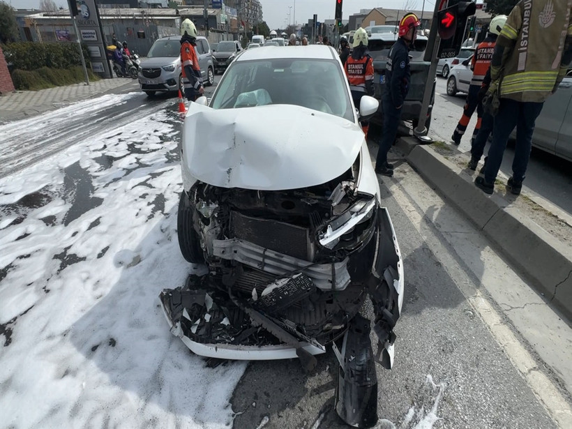 Avcılar’da ara sokaktan kontrolsüz çıkan araç kaza yaptı: 1 Yaralı - Resim : 4