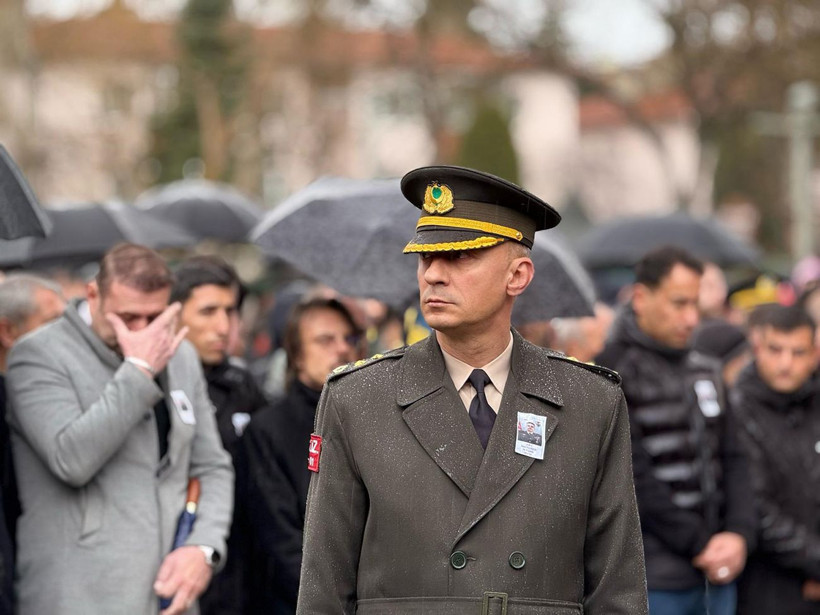 Katar'da şehit olan binbaşı Sinan Taştekin’e memleketi Isparta’da son veda: Annesi ve eşi ayakta duramadı - Resim: 32