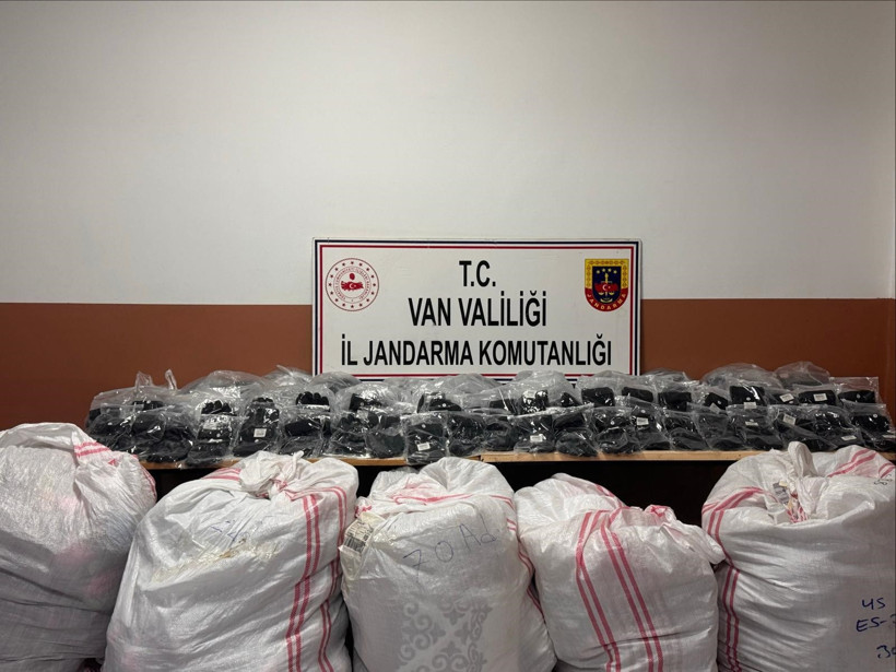 Van&rsquo;da dev operasyon: Milyonluk ka&ccedil;ak &uuml;r&uuml;n yakalandı - Resim : 1