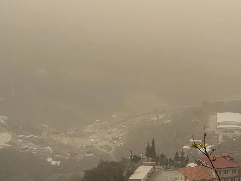 Türkiye’de bazı şehirler çöl tozuna büründü: Çamur yağdı - Resim: 7