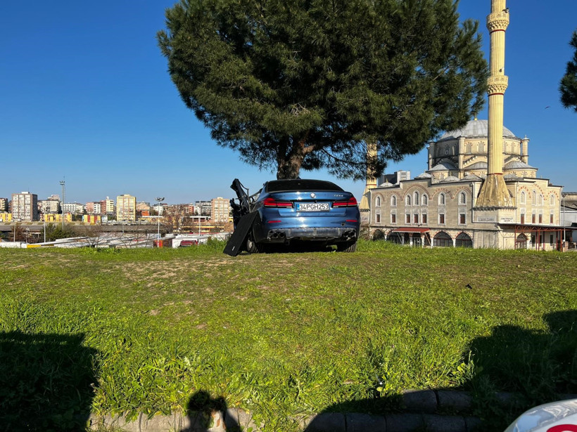 Makas atan otomobil kamyoneti devirdi: Esenler’de 6 kişi yaralandı - Resim : 1