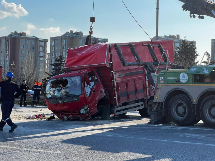 Makas atan otomobil kamyoneti devirdi: Esenler’de 6 kişi yaralandı - Resim : 2