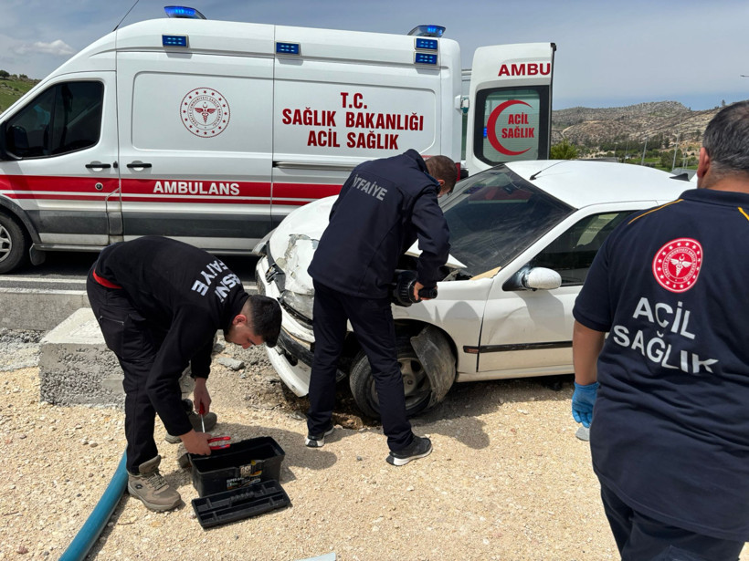 İki otomobil kafa kafaya çarpıştı: Ortalık savaş alanına döndü: 6 yaralı - Resim : 3