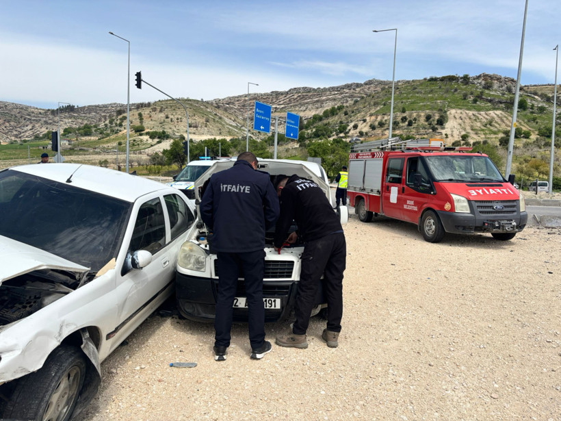 İki otomobil kafa kafaya çarpıştı: Ortalık savaş alanına döndü: 6 yaralı - Resim : 5