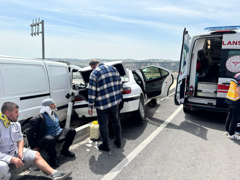 İki otomobil kafa kafaya çarpıştı: Ortalık savaş alanına döndü: 6 yaralı - Resim : 1