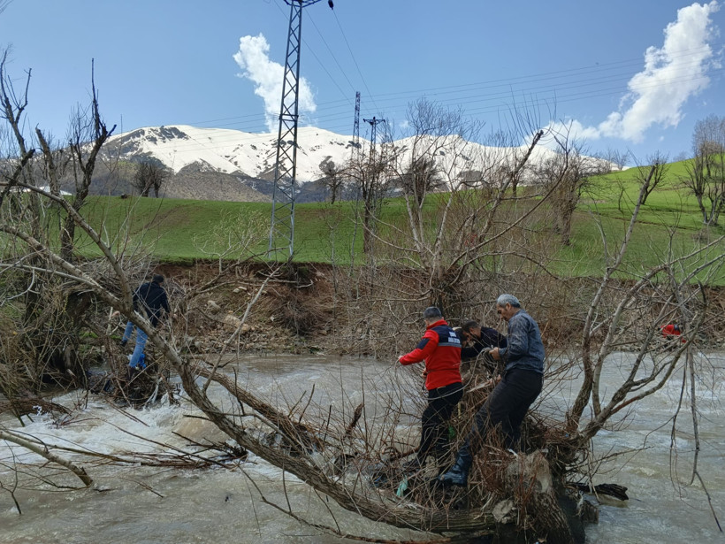 Şemdinli’de hüzünlü bekleyiş: Arama ekipleri bölgeyi kuşattı - Resim : 2