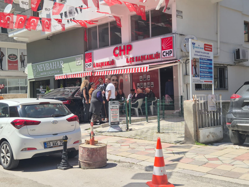 Burcu Köksal Belediye Meclis Üyelerini topladı, AK Parti'ye geçiyor - Resim : 1