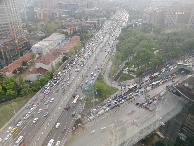 İstanbul’da trafik kilitlendi...Yoğunluk rekor seviyede - Resim : 1