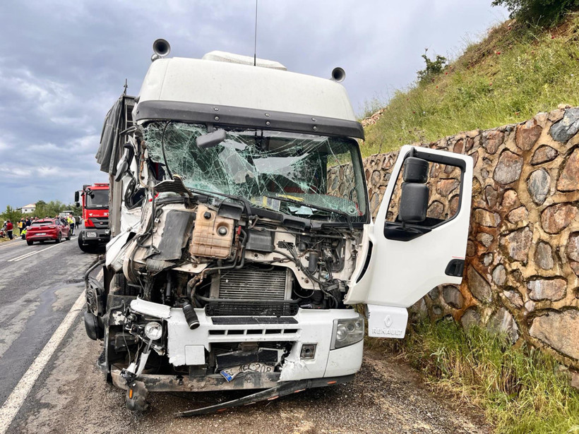 Peş peşe çarptılar: Manisa'da katliam gibi kaza: 8 yaralı - Resim : 3