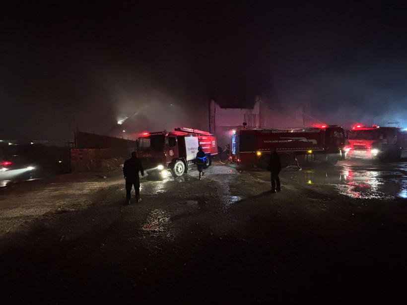 Gaziantep’te mobilya fabrikasında büyük yangın - Resim: 1