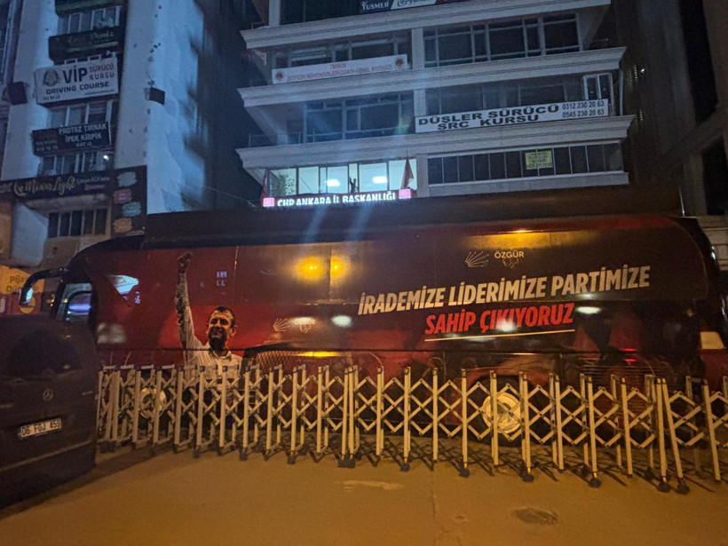 CHP Genel Merkezi'nde miting hazırlığı: Kılıçdaroğlu'nun fotoğrafı yeniden genel merkezde - Resim : 3