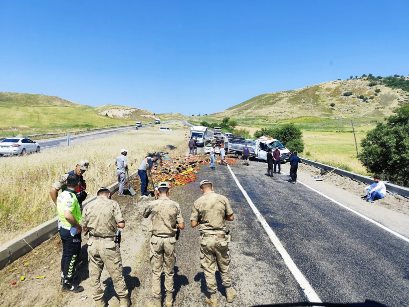 Kamyonet savruldu, yükü yola dağıldı: Jandarma seferber oldu - Resim : 4