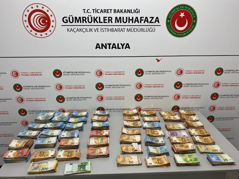 Antalya Havalimanı’nda bebek bezine gizlenen 381 bin euro yakalandı - Resim : 1