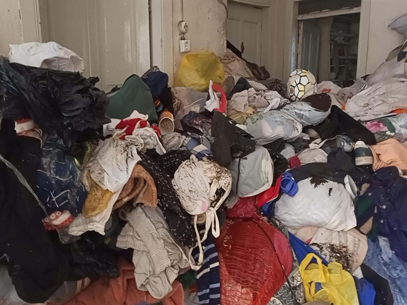 Daha önce 6 kez temizlenmişti: O evden yine 6 kamyon çöp çıktı - Resim : 1