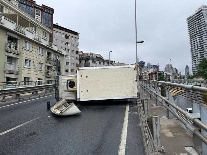 Yağıştan sonra kaza geldi: Şişli'de kaygan yolda kontrolden çıkan kamyonet devrildi - Resim : 1