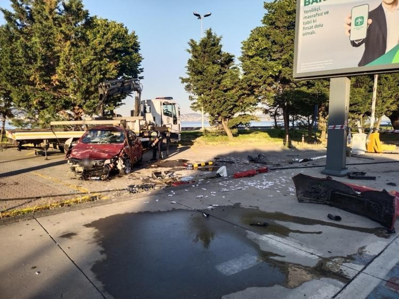 Kartal’da takla atan otomobil otoparka savruldu: 1 yaralı - Resim : 1