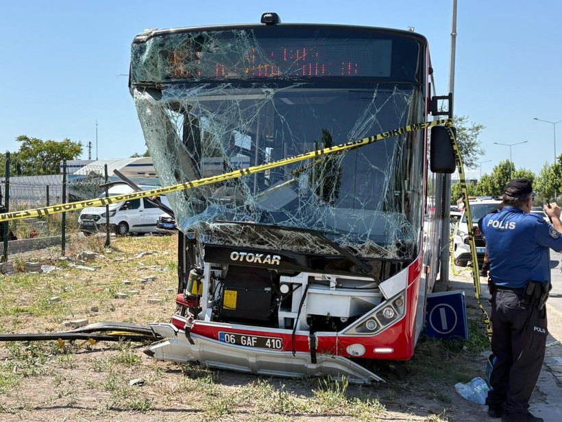 Ankara’da EGO’ya ait yolcu otobüsü kaza yaptı: Ölü ve yaralılar var - Resim : 1