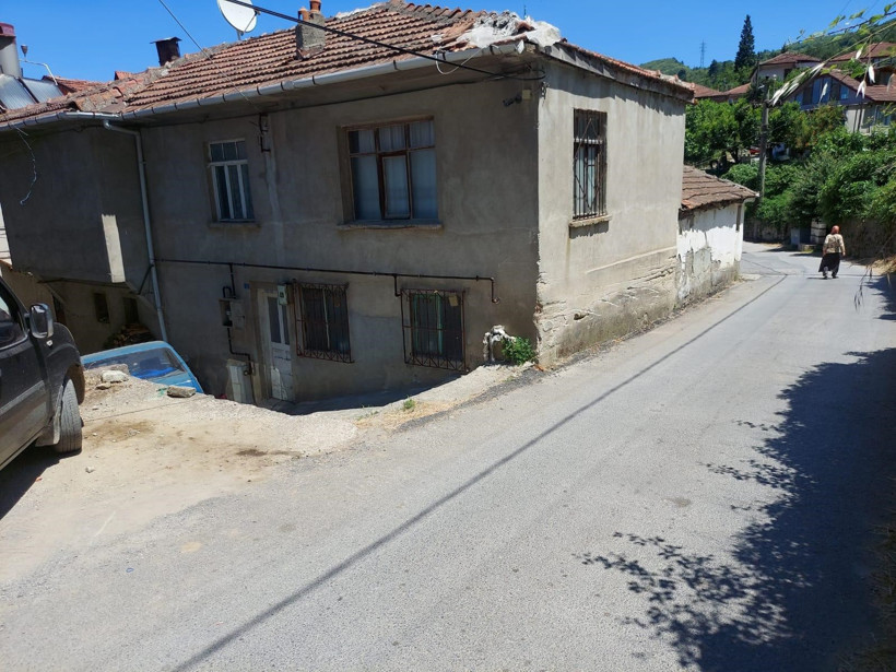 Otomobil iki evin arasına uçtu: Mucize kurtuluş - Resim : 2