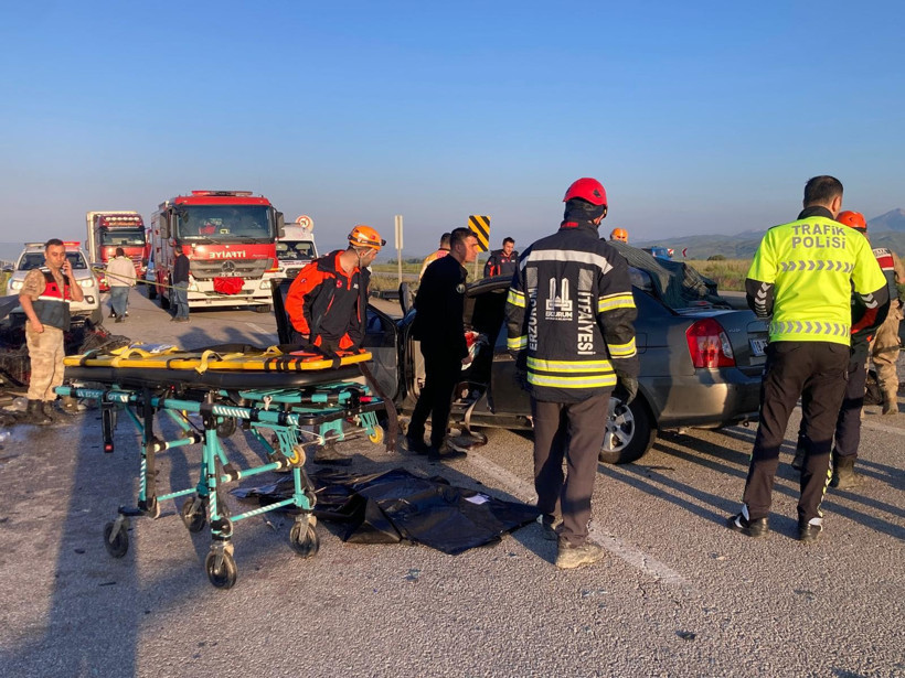 Erzurum yolunda can pazarı: Otomobil kamyona ok gibi saplandı: 3 ölü 3 yaralı - Resim : 3