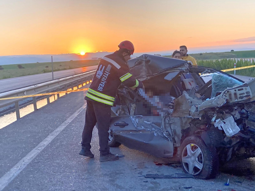 Erzurum yolunda can pazarı: Otomobil kamyona ok gibi saplandı: 3 ölü 3 yaralı - Resim : 1