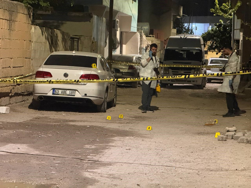 Sokakta tehlike oyun: Buldukları cisim bomba gibi patladı: Mahalle sokağa döküldü: 2 yaralı - Resim : 2