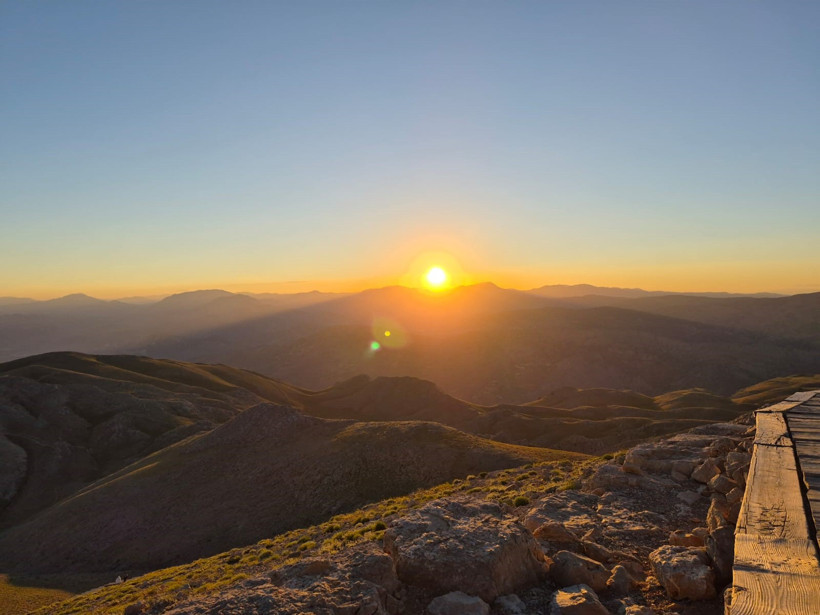Nemrut Dağı'na yaz mevsimiyle birlikte yerli ve yabancı turist akını başladı - Resim : 1