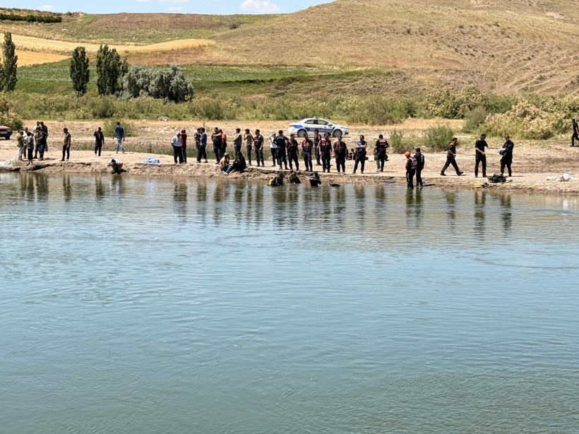 Çamaşır yıkarken gelen felaket: Üç kız kardeş birden akıntıya kapıldı: Dalgıçlar Kızılırmak’ta Seferber Oldu - Resim : 1