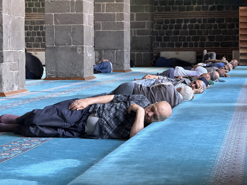 Sıcaktan bunalanlar klimalı camilerde uyudu - Resim : 1