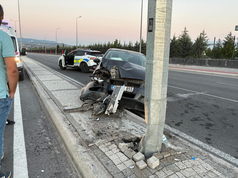 Kayseri'de kontrolden çıkan otomobil aydınlatma direğine çarptı: 1 yaralı - Resim : 1
