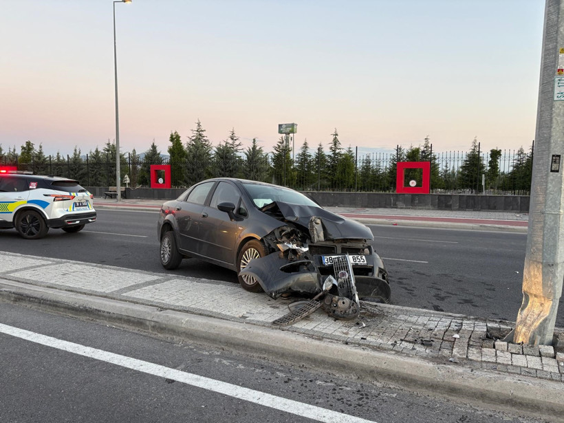 Kayseri'de kontrolden çıkan otomobil aydınlatma direğine çarptı: 1 yaralı - Resim : 2