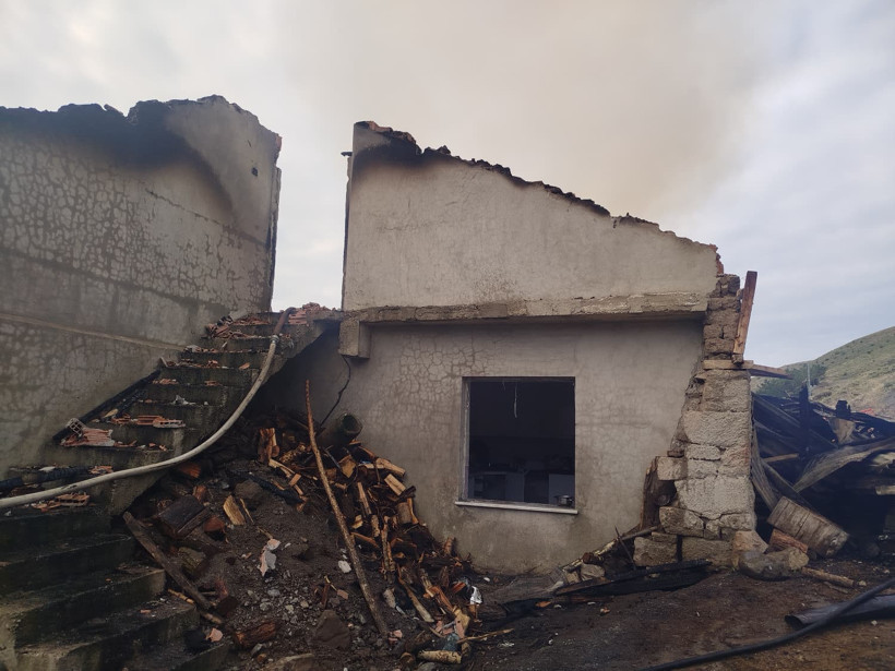 Bayburt'ta yangın: 4 ev ve 1 ahır kullanılamaz hale geldi - Resim : 1