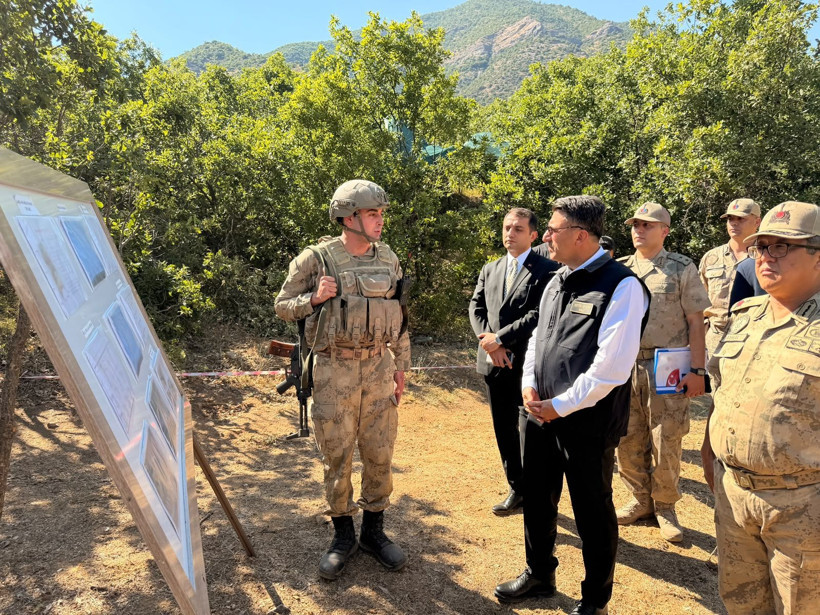 Jandarma dağlarda adım adım ilerliyor: Toprağın altında saklı tehlike tek tek temizleniyor - Resim: 11