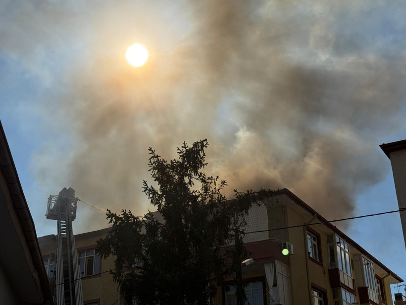 Kayseri'de apartmanın çatısı alevlere teslim oldu - Resim : 1