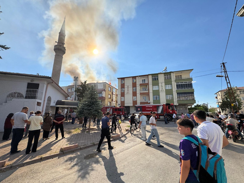 Kayseri'de apartmanın çatısı alevlere teslim oldu - Resim : 2