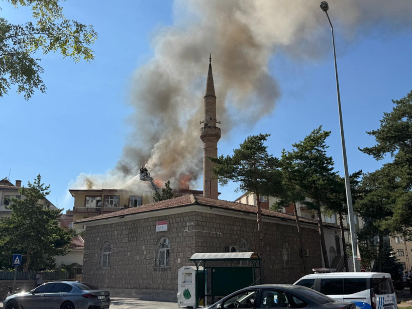 Kayseri'de apartmanın çatısı alevlere teslim oldu - Resim : 3