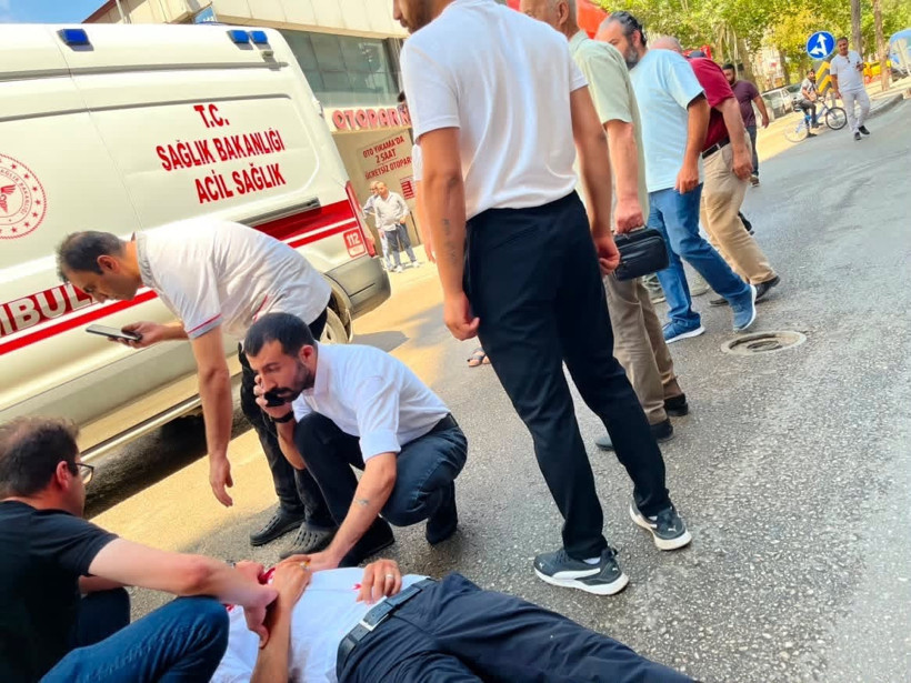 Yolun karşısına geçmek isterken ağır yaralandı - Resim : 1