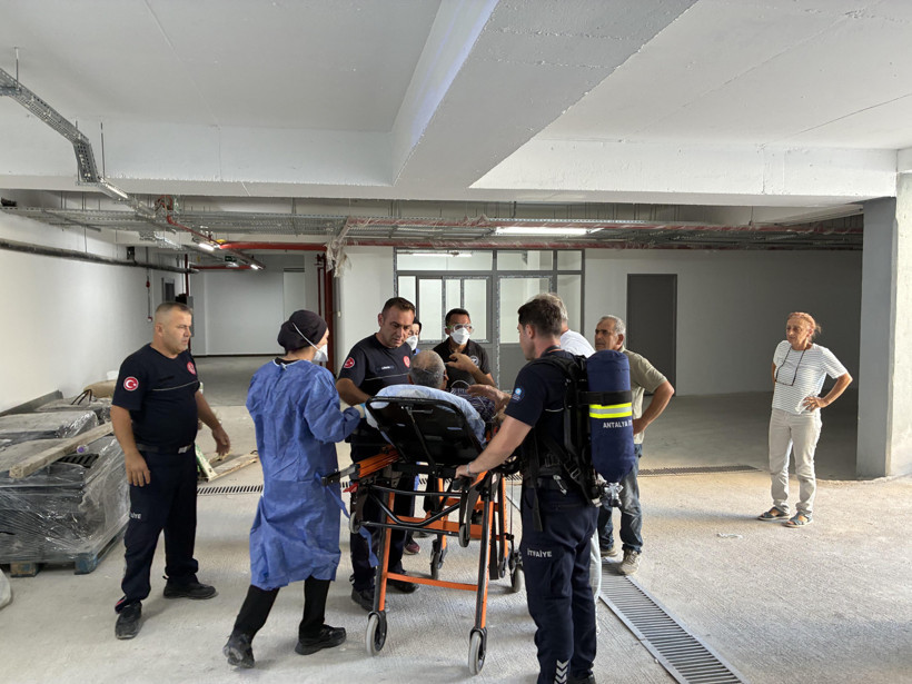 Depoda mahsur kalan 2 işçinin yardımına itfaiye koştu - Resim : 1