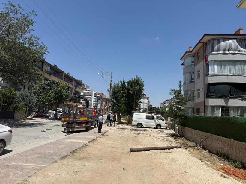 Her an başınıza bir direk düşebilir: Konya'da akılalmaz kaza - Resim : 1