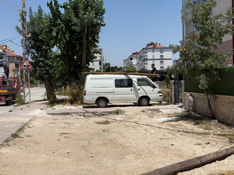 Her an başınıza bir direk düşebilir: Konya'da akılalmaz kaza - Resim : 4