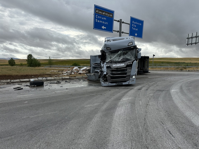 Çorum’da fayans yüklü tır ile pekmez tankeri çarpıştı: 2 sürücü yaralandı - Resim : 4