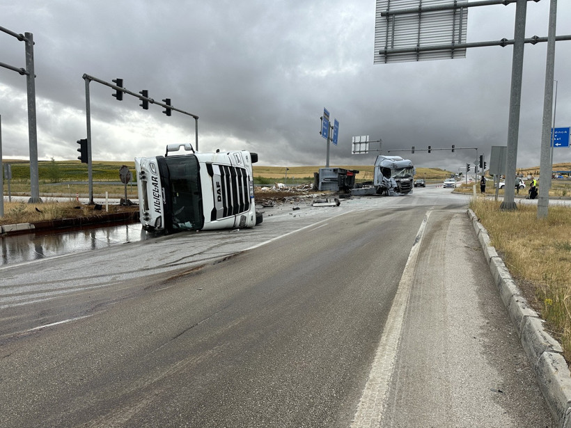 Çorum’da fayans yüklü tır ile pekmez tankeri çarpıştı: 2 sürücü yaralandı - Resim : 3