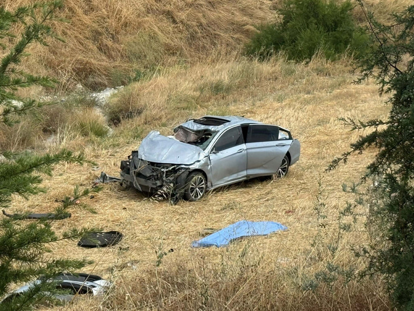 Kontrolden çıkan otomobil tarlaya uçtu: Sürücü can verdi - Resim : 1