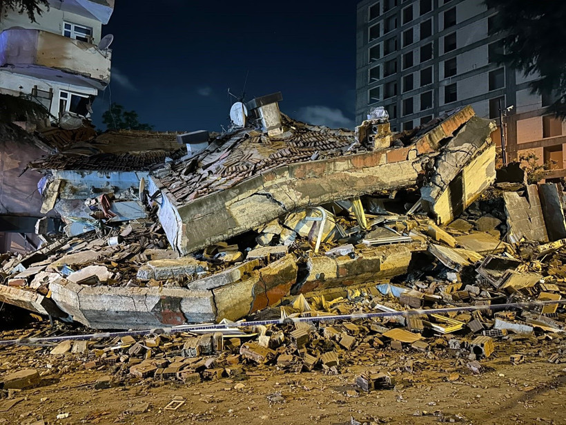 İstanbul’da facianın eşiğinden dönüldü: Kolonları patlayan 4 katlı bina çöktü - Resim: 8
