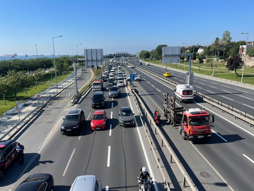 İstanbul'da sahil yolunda alevler yükseldi: Yol trafiğe kapatıldı - Resim : 3