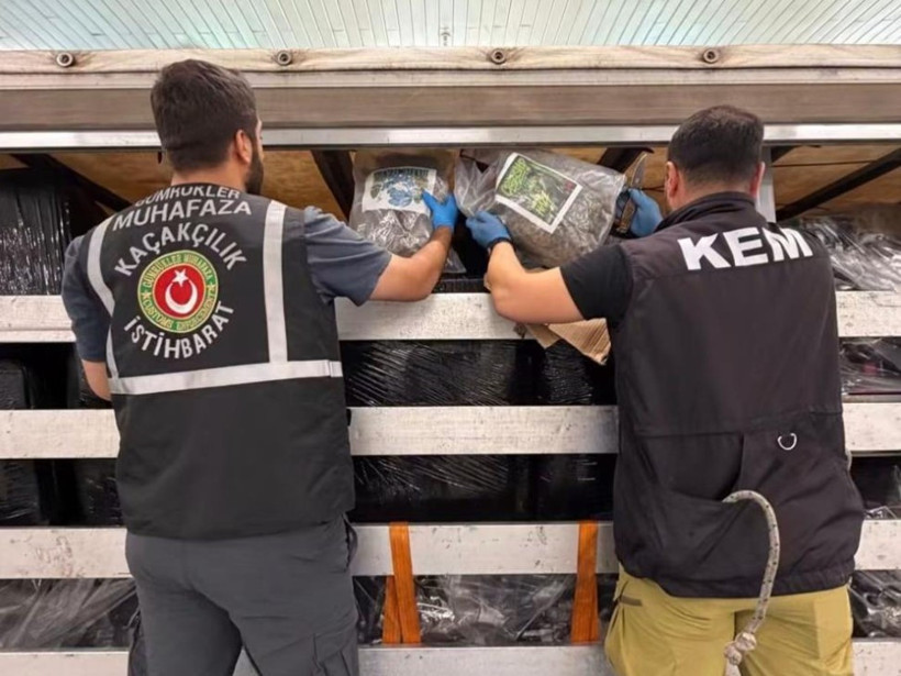 TIR'dan çıkanlar şoke etti: Hamzabeyli’de 288 kiloya yakın esrar ele geçirildi - Resim : 1