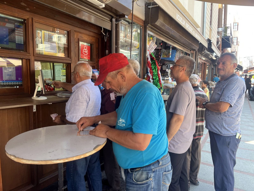 100 TL verdi, 8 milyon TL kazandı: Şansını denedi, milyoner oldu - Resim: 1