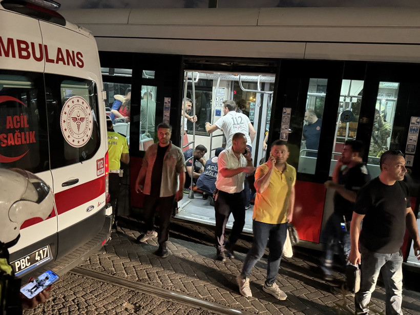 İstanbul'da iki tramvay kafa kafaya çarpıştı - Resim : 3